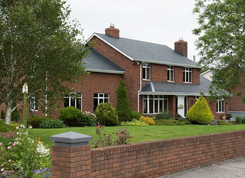 Rosdarrig Bed & Breakfast in Boyle, brick guesthouse with manicured garden and low brick wall