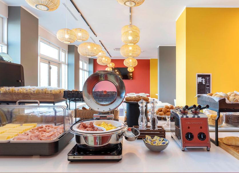Breakfast buffet at B&B Hotel Roma Fiumicino Aeroporto Fiera 2 in Fiumicino with pastries, fruit and hot dishes