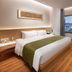 Bindun Langyi Hotel (Chongqing Jiefangbei Hongyadong) bedroom with city skyline view in Chongqing