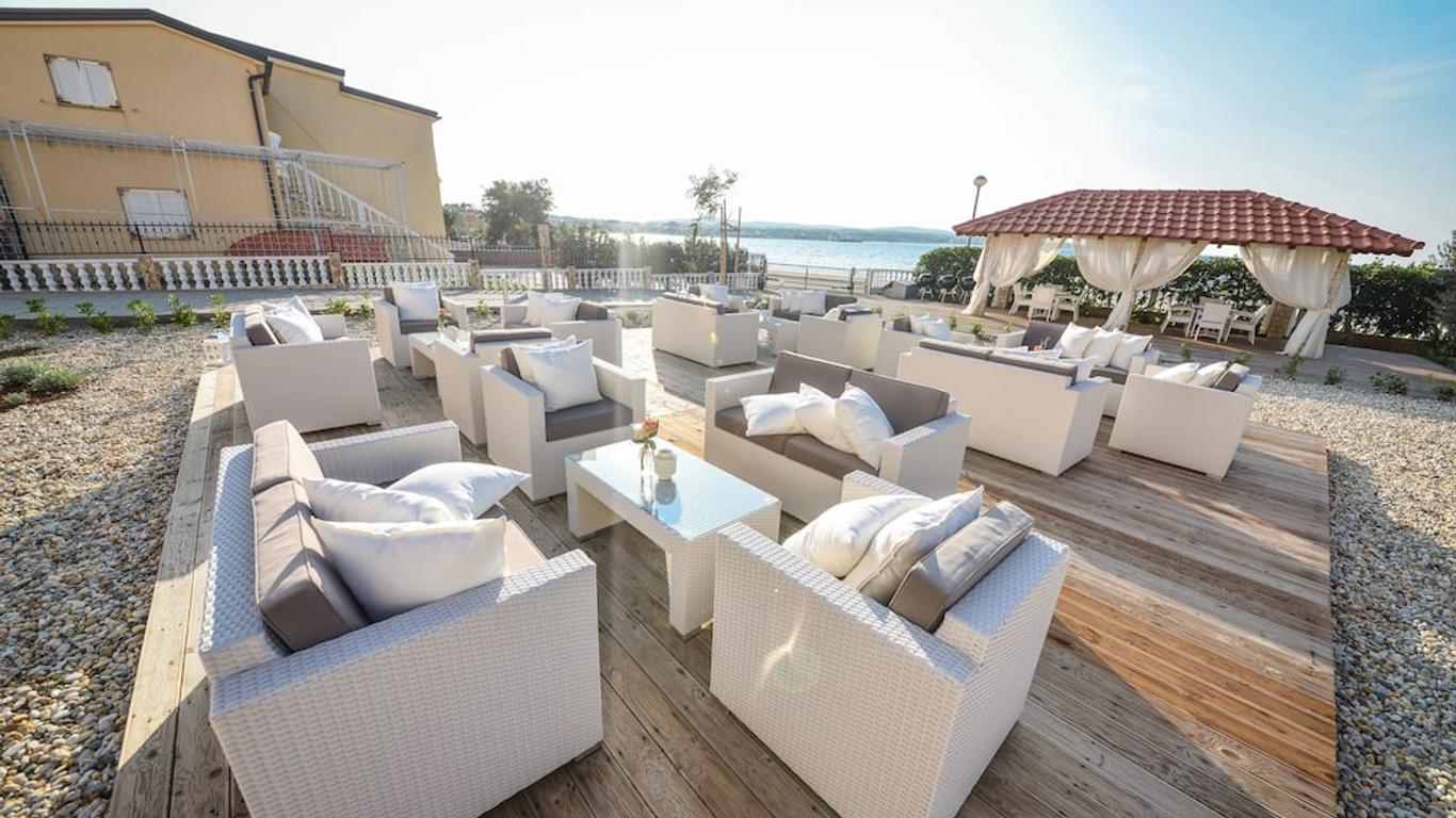 Sunset Deluxe Apartments