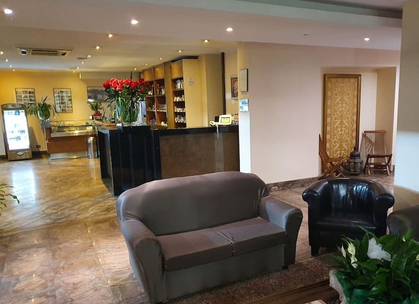 Hotel Ristorante La Campagnola, Cassino: lobby with seating area, reception desk and tiled floor