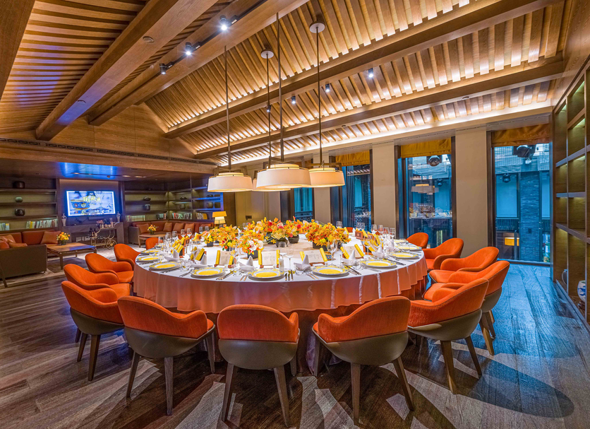 Guanyin Yiyuntai Hotel Chengdu dining room with large round banquet table and orange chairs