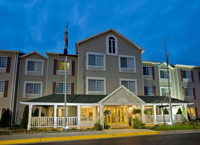 Country Inn & Suites by Radisson Grand Rapids Air in Cascade, exterior at dusk with lit entrance