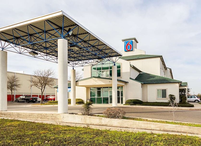Motel 6-San Antonio, Tx - Sea World North exterior with covered entrance in San Antonio