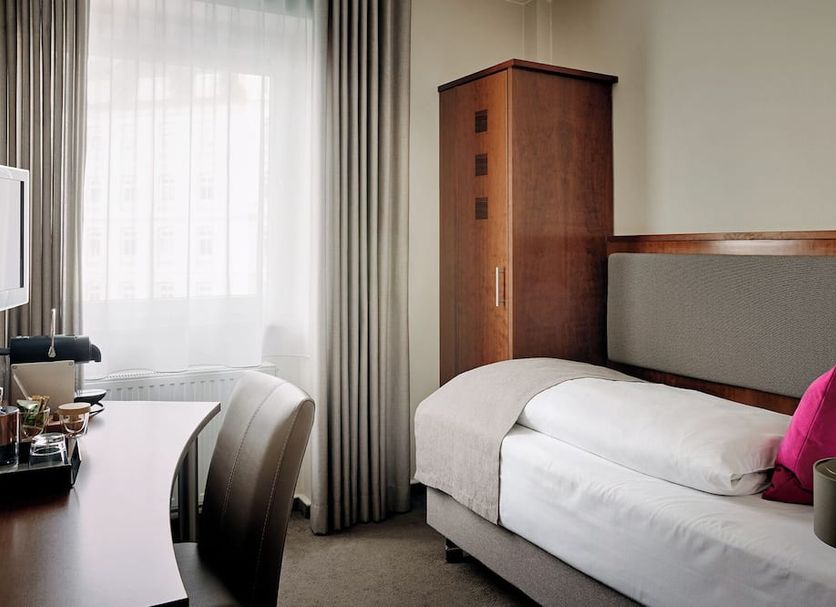 Hotel St. Annen Hamburg room with twin beds, desk, wardrobe and large window with curtains
