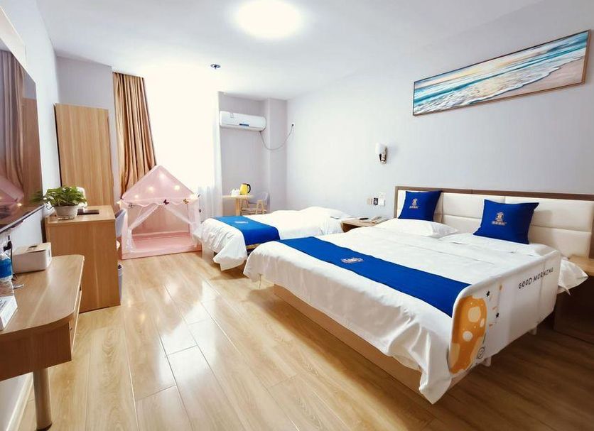 Super 8 by Wyndham Qingdao Jiaonan Heng Li Yuan room with two beds and a small play tent in Qingdao