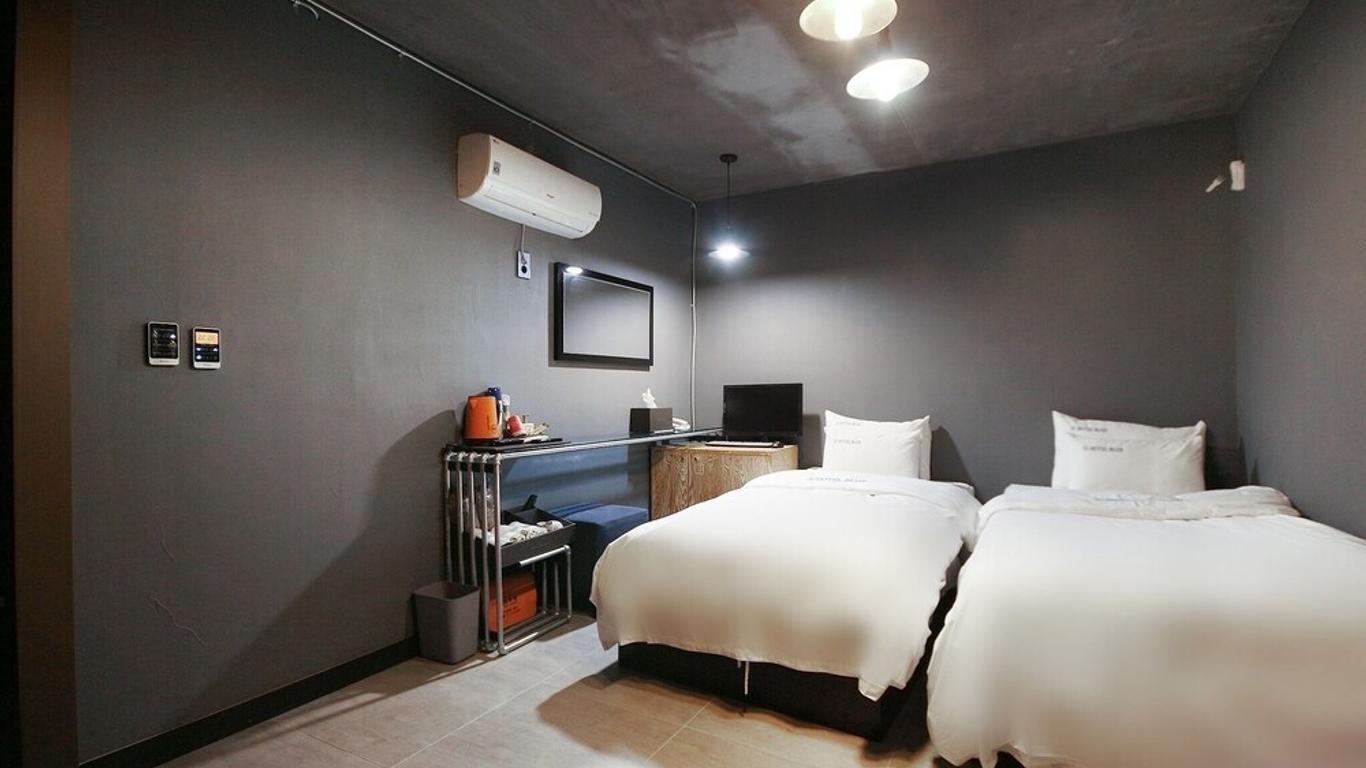 Blue Hotel