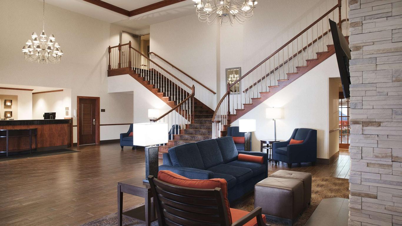 Comfort Suites Milwaukee Airport from 60. Oak Creek Hotel Deals