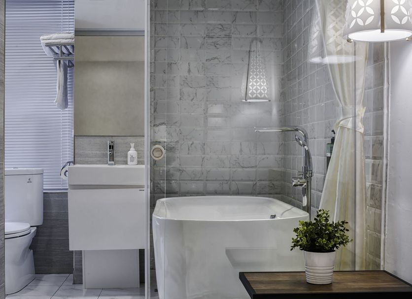 Shin Sei Bashi Hotel, Taichung City: modern bathroom with soaking tub, glass shower and sink