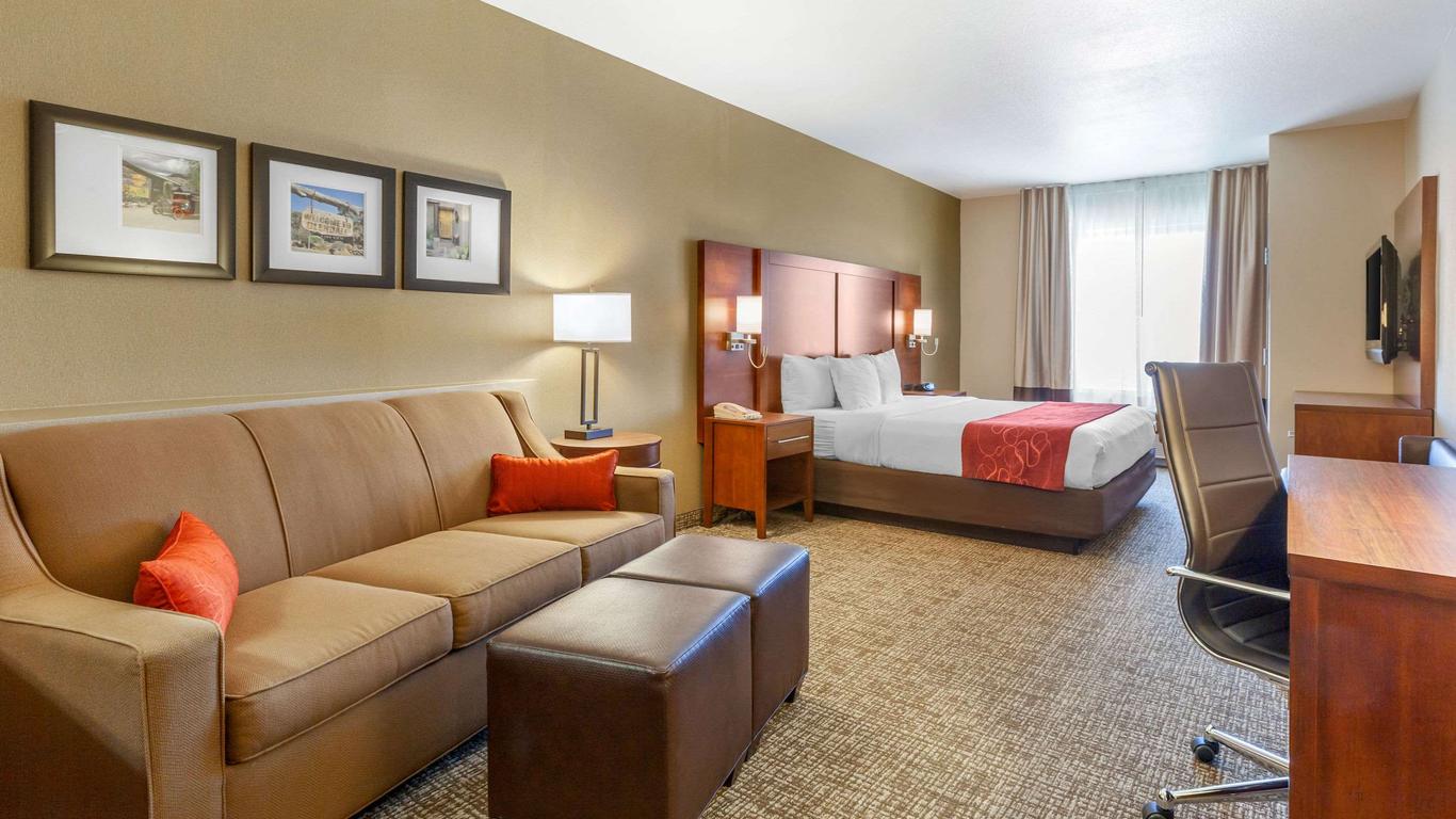 Comfort Suites Glendale - State Farm Stadium Area from $111 