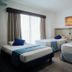 Hotel Mar Azul in Manta: guest room with three single beds and a window with curtains