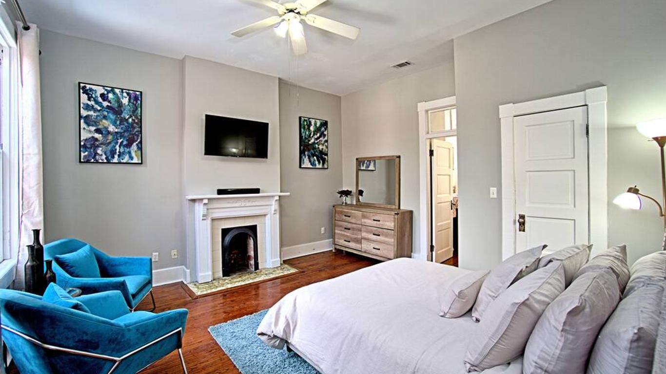 2 Bedroom Renovated Townhouse in Downtown Savannah