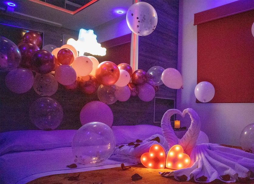Hotel Muy Cdmx, Mexico City love hotel room with balloon decorations and heart-shaped lights