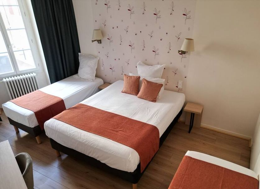 Contact Hôtel les Platanes Villeneuve sur Lot Centre guest room with two single beds and window