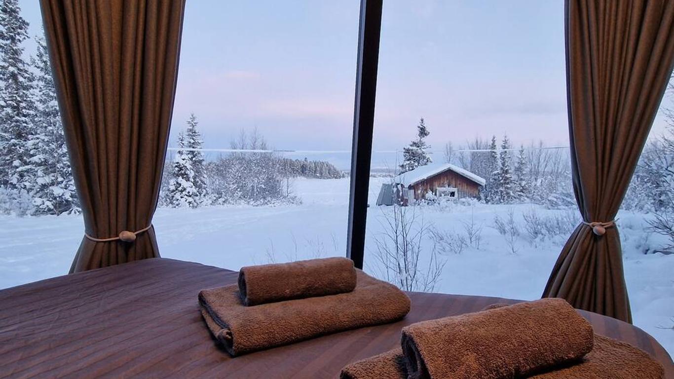Aurora River Camp Glass igloos & cabins