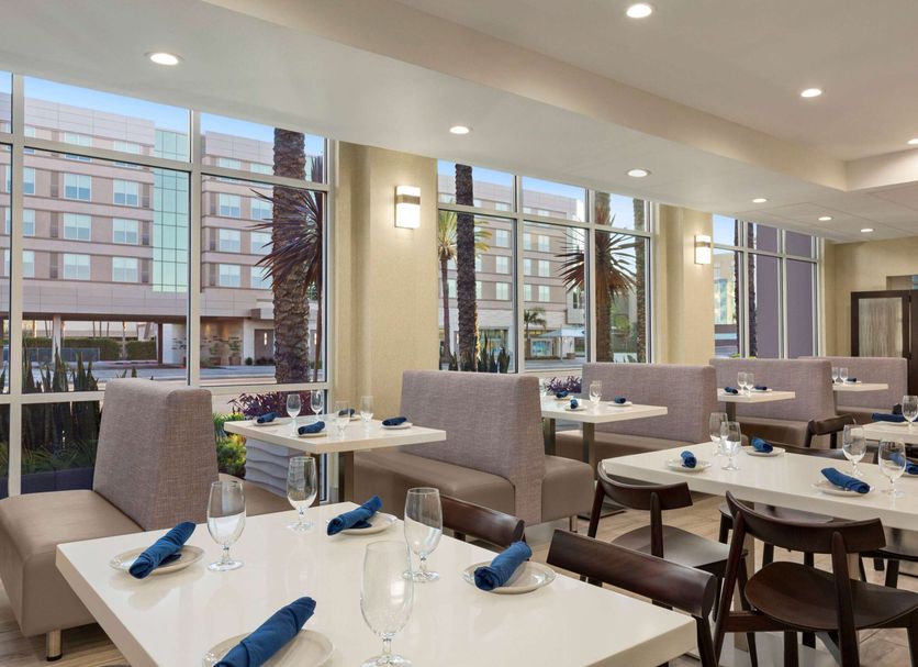 Wyndham Anaheim Hotel in Anaheim dining area with booth seating and large windows