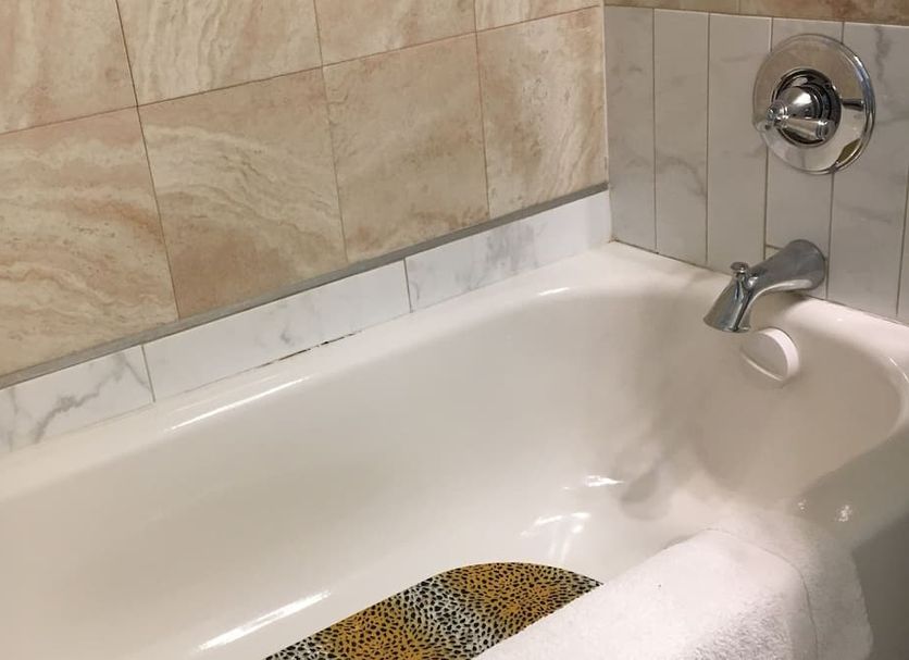 Diamond View Motel in Susanville: clean white bathtub with chrome faucet and beige tile surround