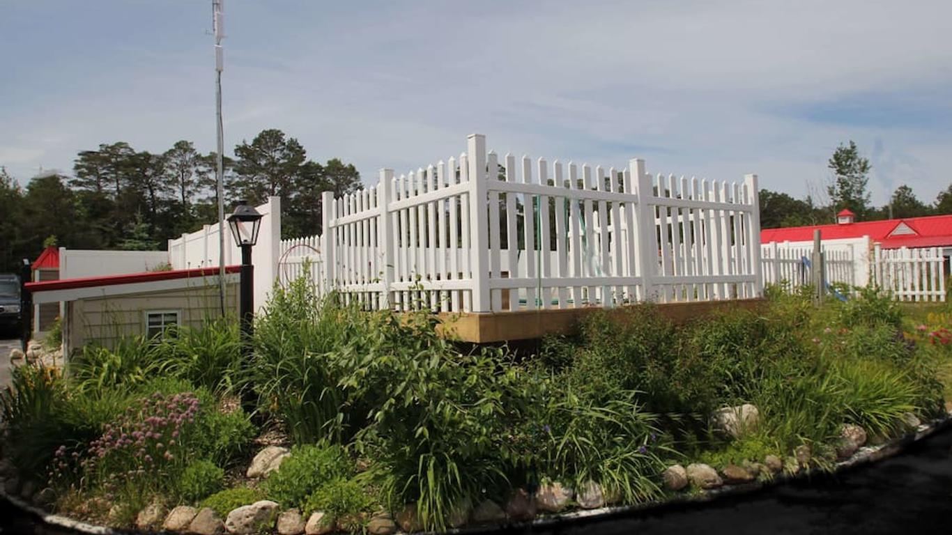 Mackinac Lake Trail Motel