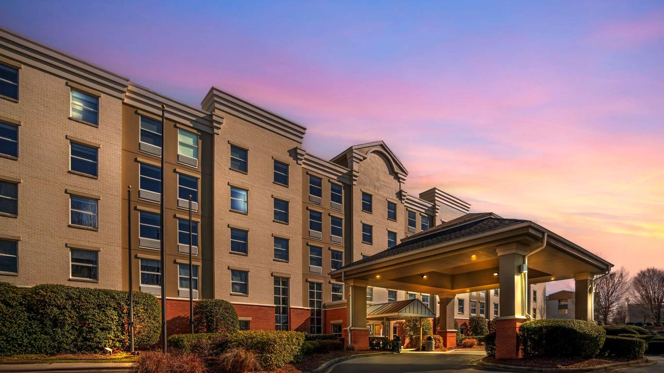 Comfort Suites near Birkdale Village- Huntersville