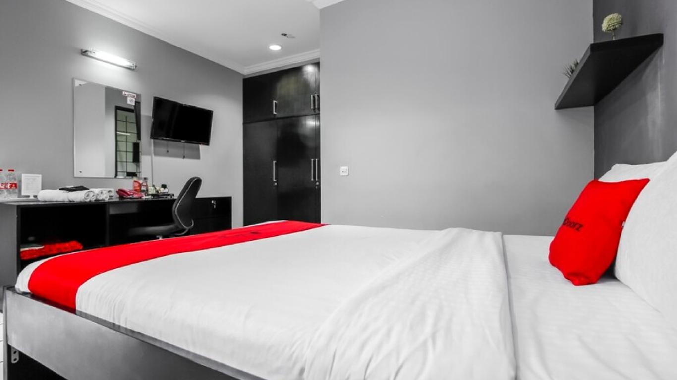 RedDoorz Plus Near Rs Fatmawati 2