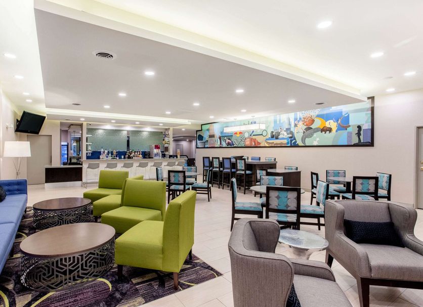 La Quinta Inn & Suites by Wyndham Indianapolis South lobby with seating area and breakfast space