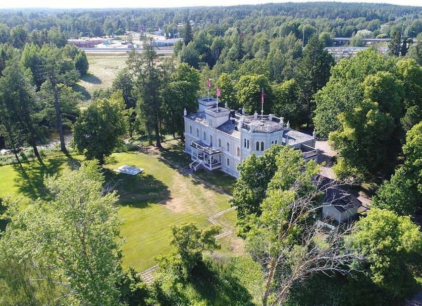 Kartanohotelli Karhulan Hovi in Kotka, aerial view of a white manor hotel surrounded by trees and lawns