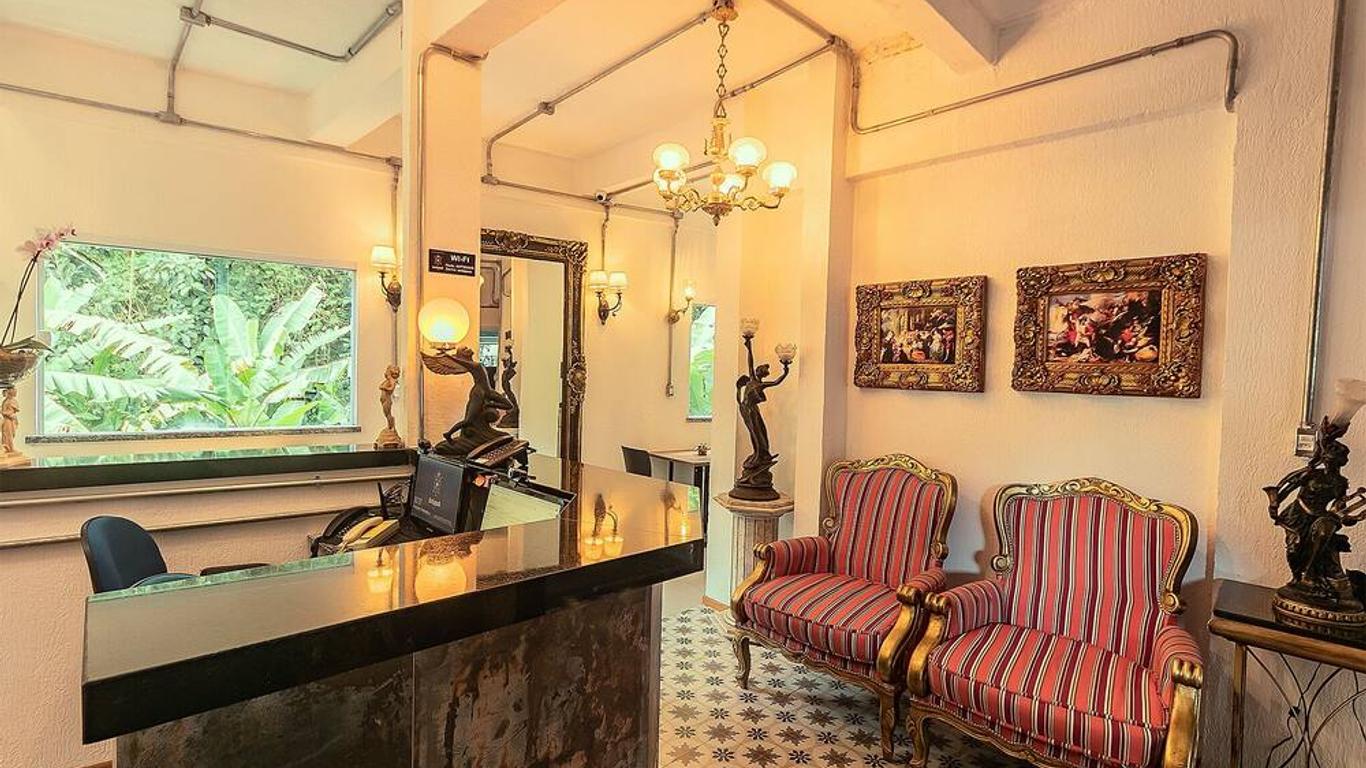 Antiquus Aparthotel