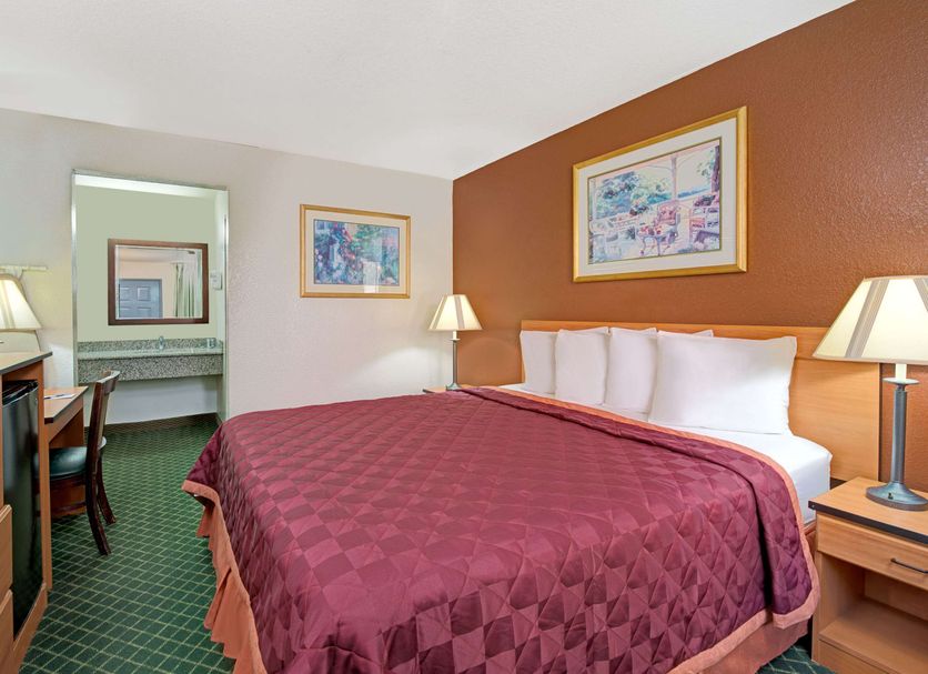 Travelodge by Wyndham Sacramento / Rancho Cordova guest room with king bed and desk