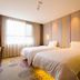 Lavande Hotel Yichang Baota River Wanda guest room with two twin beds and large window