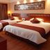 Sanqingshan Jinshawan Holiday Hotel Shangrao guest room with two twin beds and wood floor