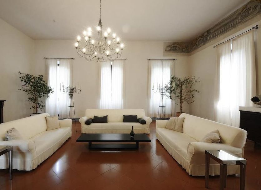 Hotel Palazzo Piccolomini in Orvieto lounge with chandelier and cream sofas