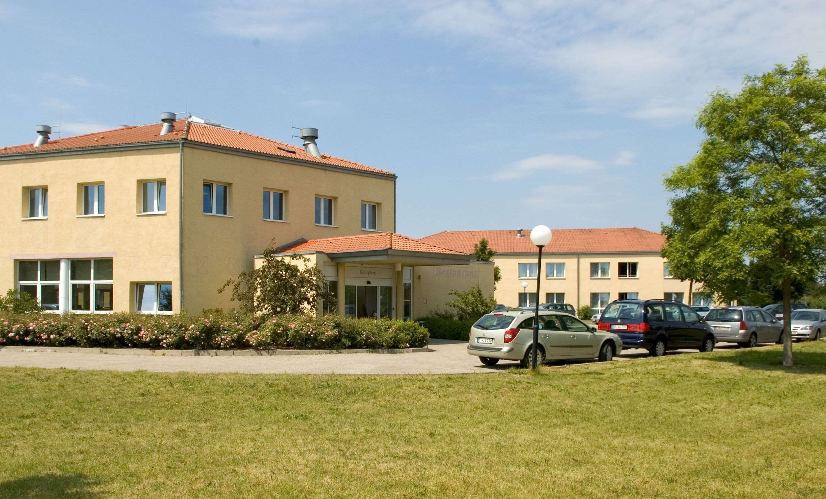 Days Inn Dessau in Dessau-Rosslau, exterior of 3-star hotel with parking and lawn