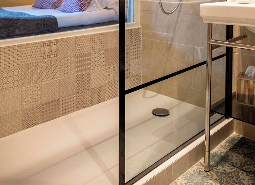 Hôtel La Casa Pairal in Collioure, bathroom with glass shower beside a bedroom and bed