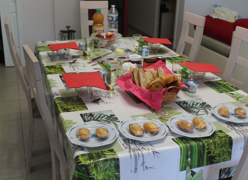 La Garona in Saint-Nicolas-de-la-Grave dining table set for breakfast with plates, breadbasket, and red napkins