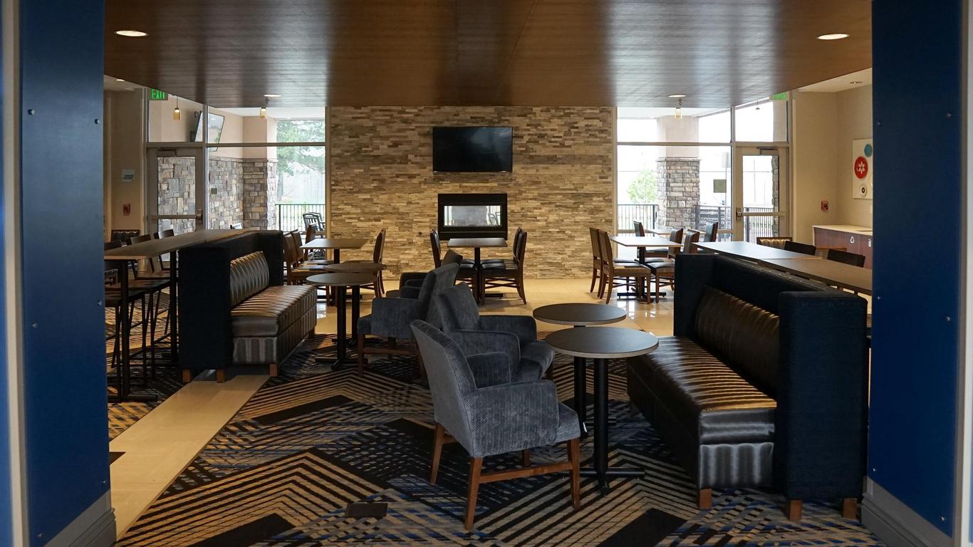 Holiday Inn Express & Suites Denver - Aurora Medical Campus