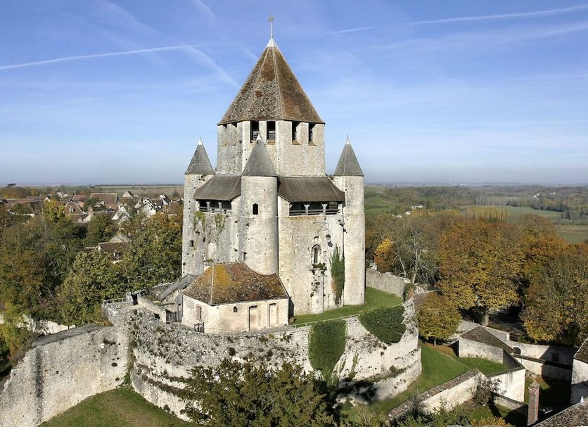Aux Vieux Remparts in Provins overlooking a medieval stone tower and townscape