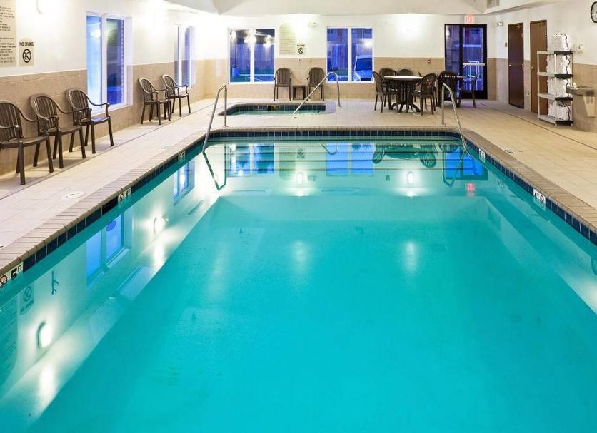 Quality Inn & Suites Bethany - Oklahoma City West indoor pool with seating area in Bethany