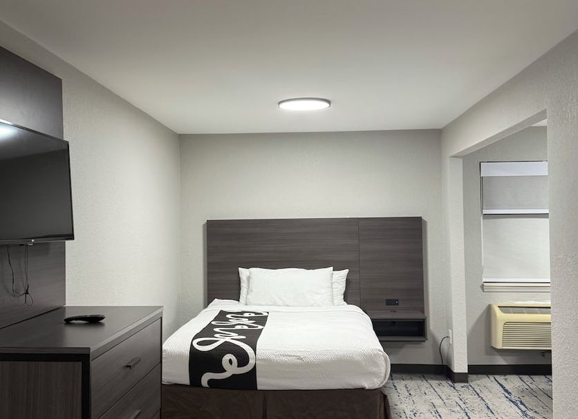 Extended Stay America Suites - Nashville - Airport - Elm Hill Pike room with queen bed and TV, Nashville