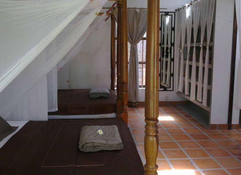 Some Days Of Silence Resort And Spa in Dong Hai with mosquito-net beds and tiled floor
