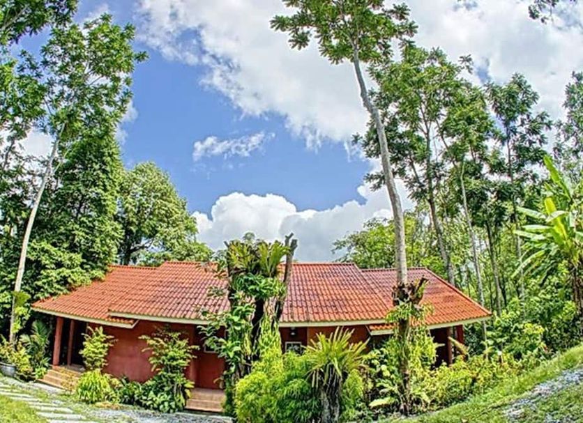 OYO 75353 Loy Chalet Resort in Nakhon Si Thammarat, chalet surrounded by lush tropical trees