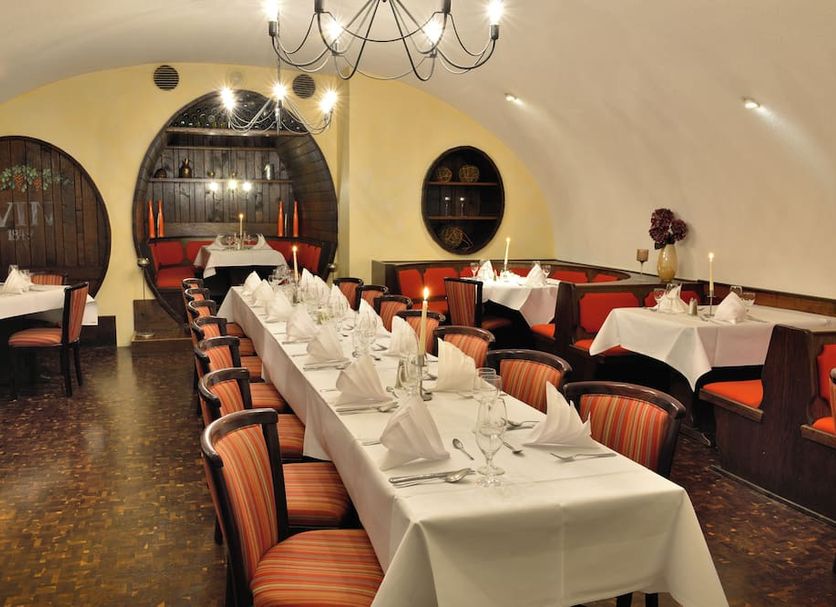 Michel Hotel Wetzlar in Wetzlar, elegant restaurant with set dining tables and arched alcoves