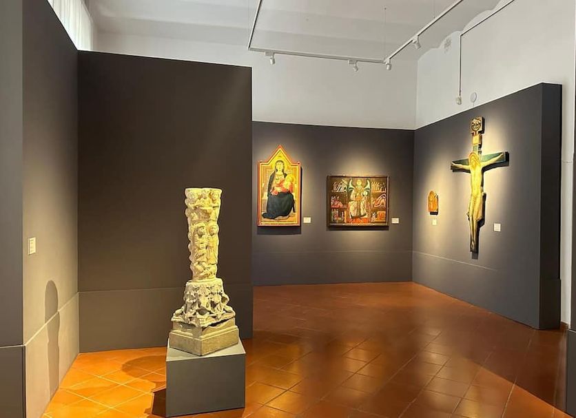 Villa I Barronci Resort & Spa in San Casciano Val Di Pesa art gallery with sculptures and paintings