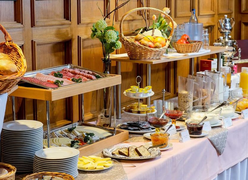 Breakfast buffet at Komforthotel & Restaurant Riemann in Bad Lauterberg with baskets of fruit and pastries