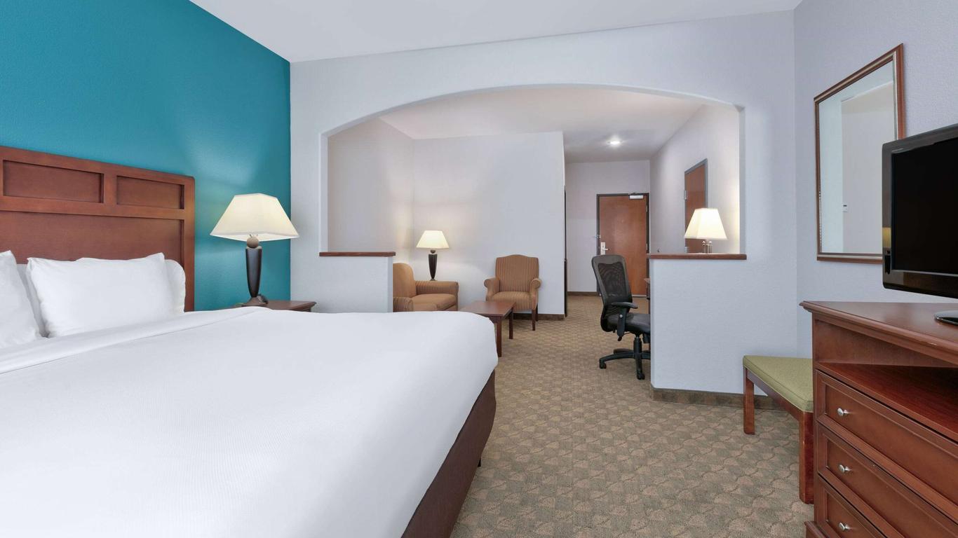 Baymont Inn and Suites by Wyndham Glen Rose