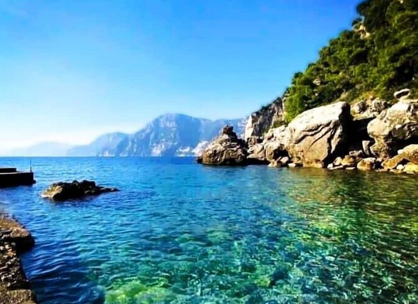 Albadamare Boutique Hotel, Praiano: clear blue sea with rocky shoreline and coastal cliffs