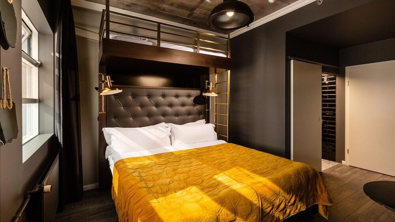R13 - A Townhouse Hotel