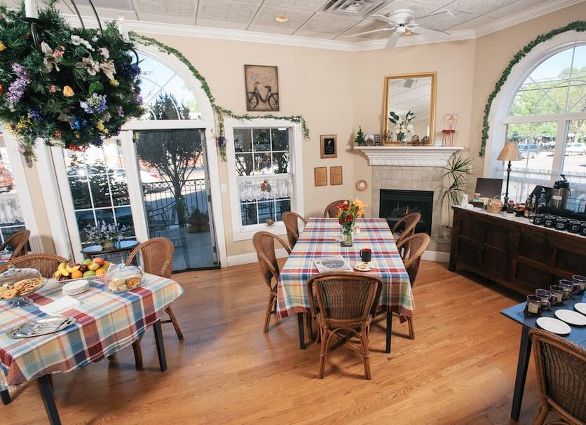 Old Town Guesthouse B&B in Colorado Springs dining room with tables, fireplace, and arched windows