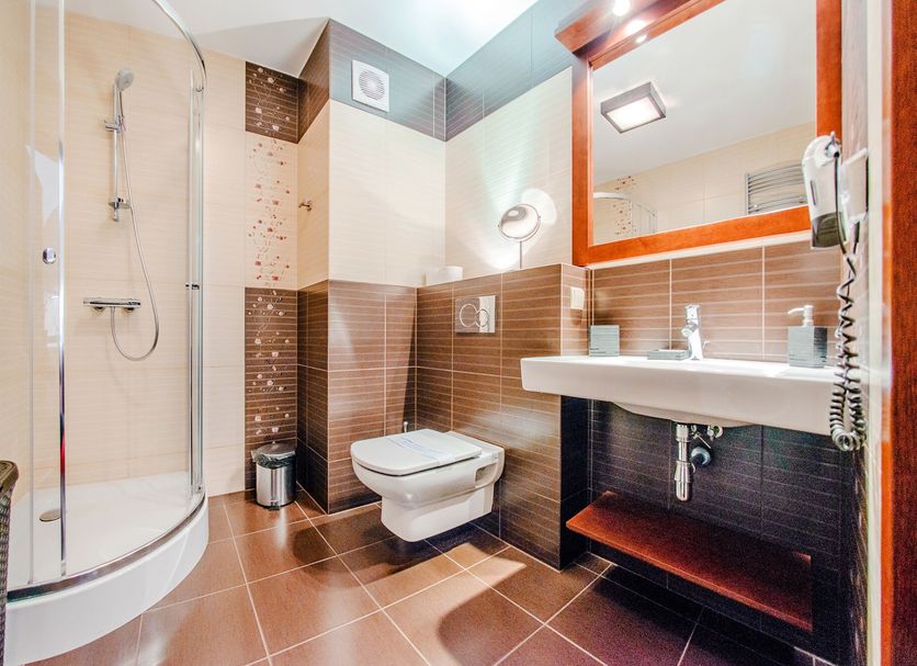 Continental, Sun & Snow in Krynica Morska: modern bathroom with walk-in shower, sink, and wall-hung toilet