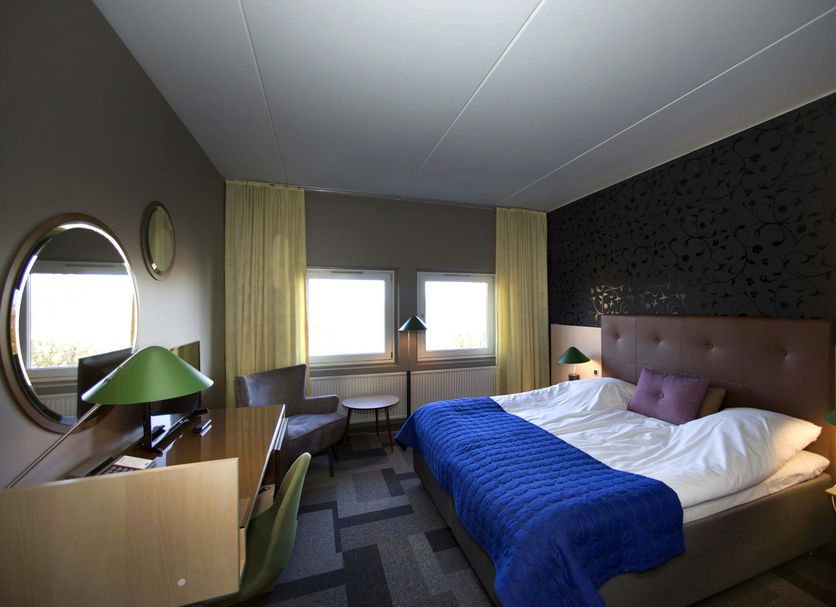 Hotel Lautrup Park in Ballerup guest room with double bed, desk, and two windows