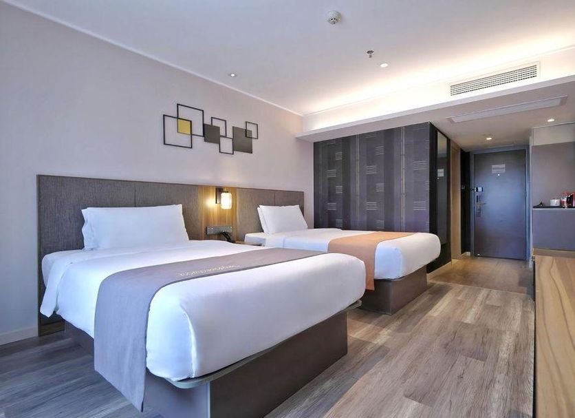 Home Inn Plus Foshan Shunde Qinghui Garden Rt-Mart guest room with two twin beds in Foshan